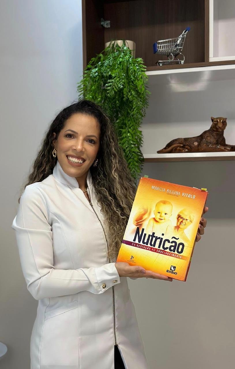Alessandra Marin com livro de nutrição materno-infantil